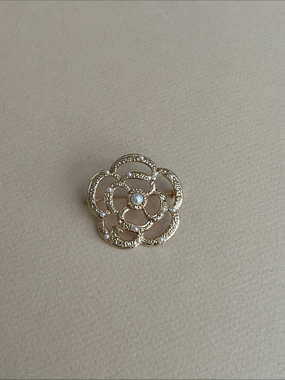 Chanel flower brooch L18